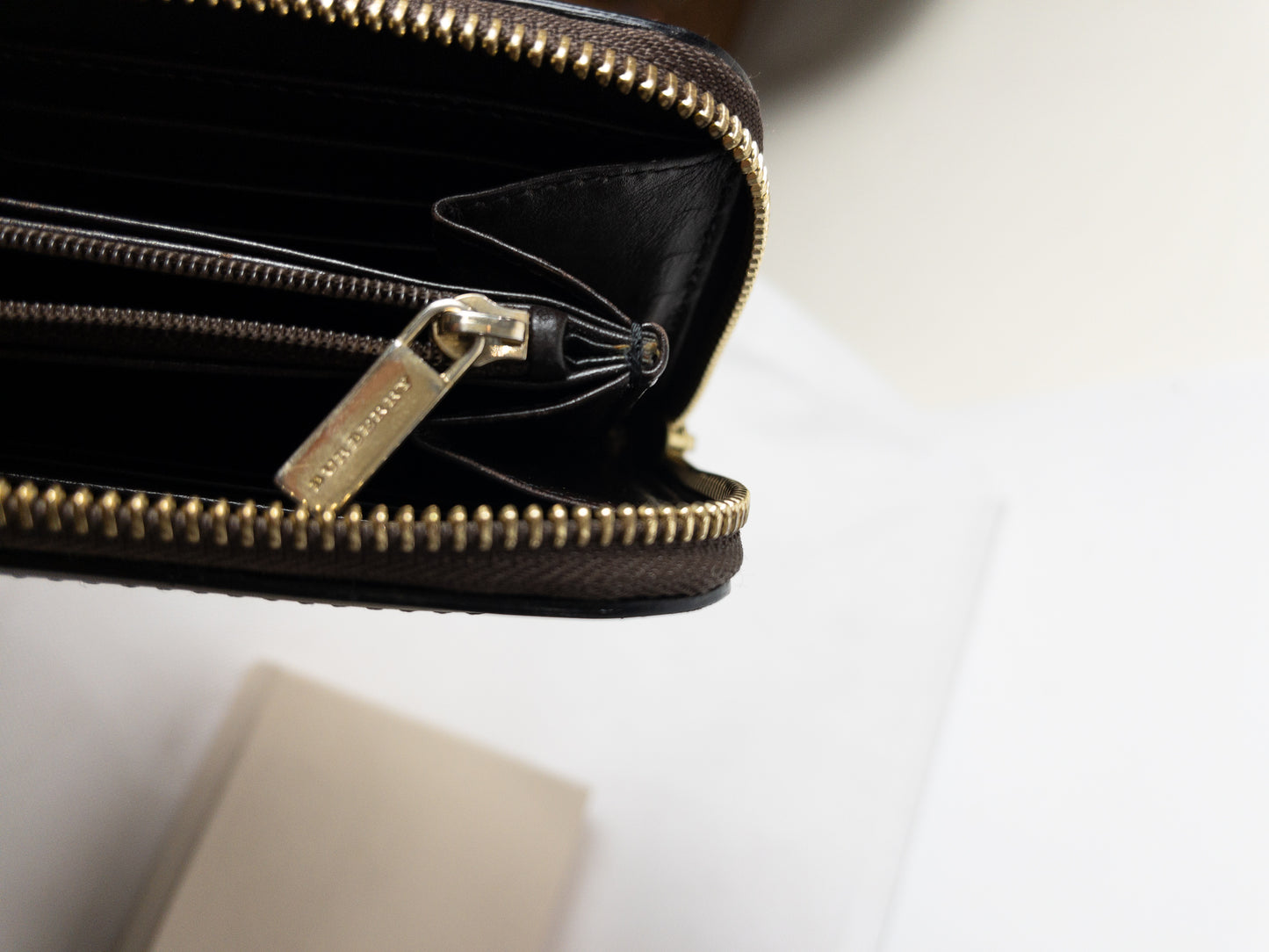 BURBERRY Zip Around Wallet