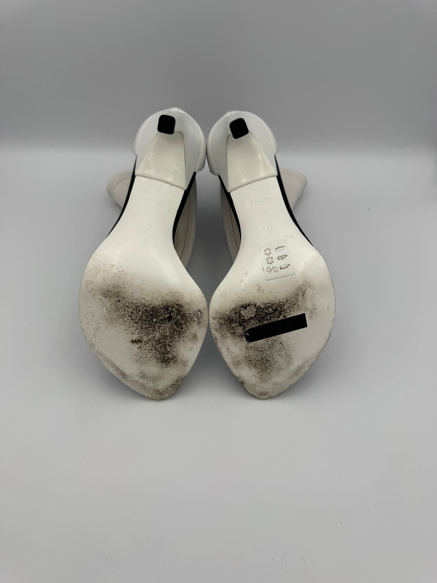 LOUIS VUITTON White Cutout Heels Size 38