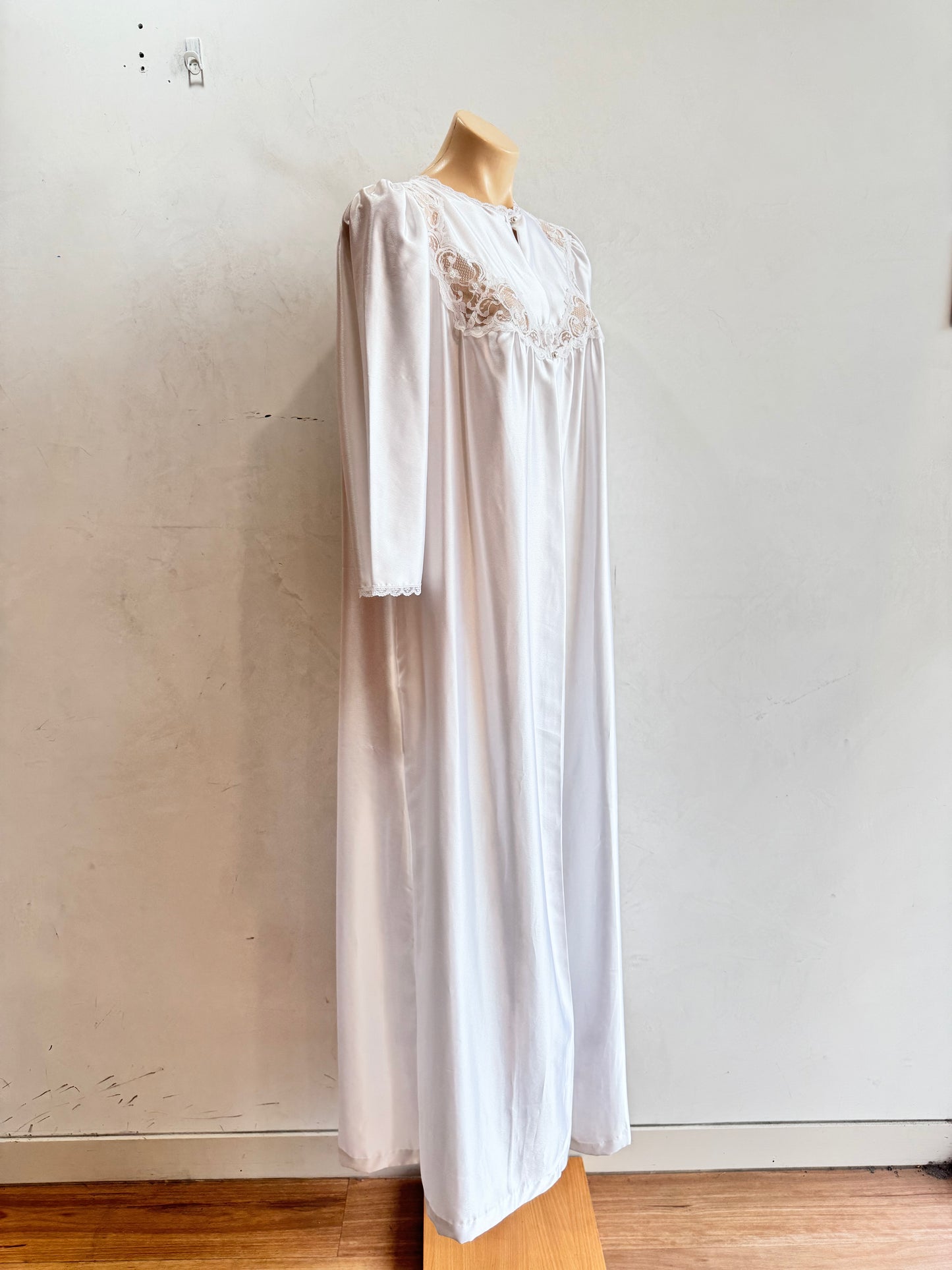 Vintage Barbizon white maxi robe - size S