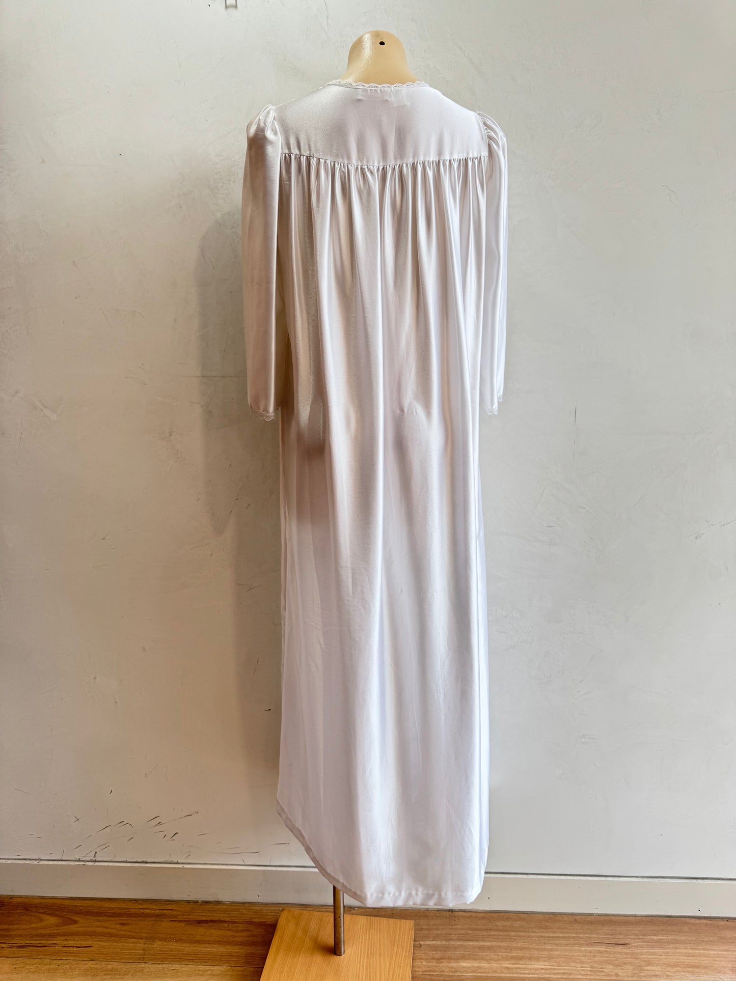 Vintage Barbizon white maxi robe - size S