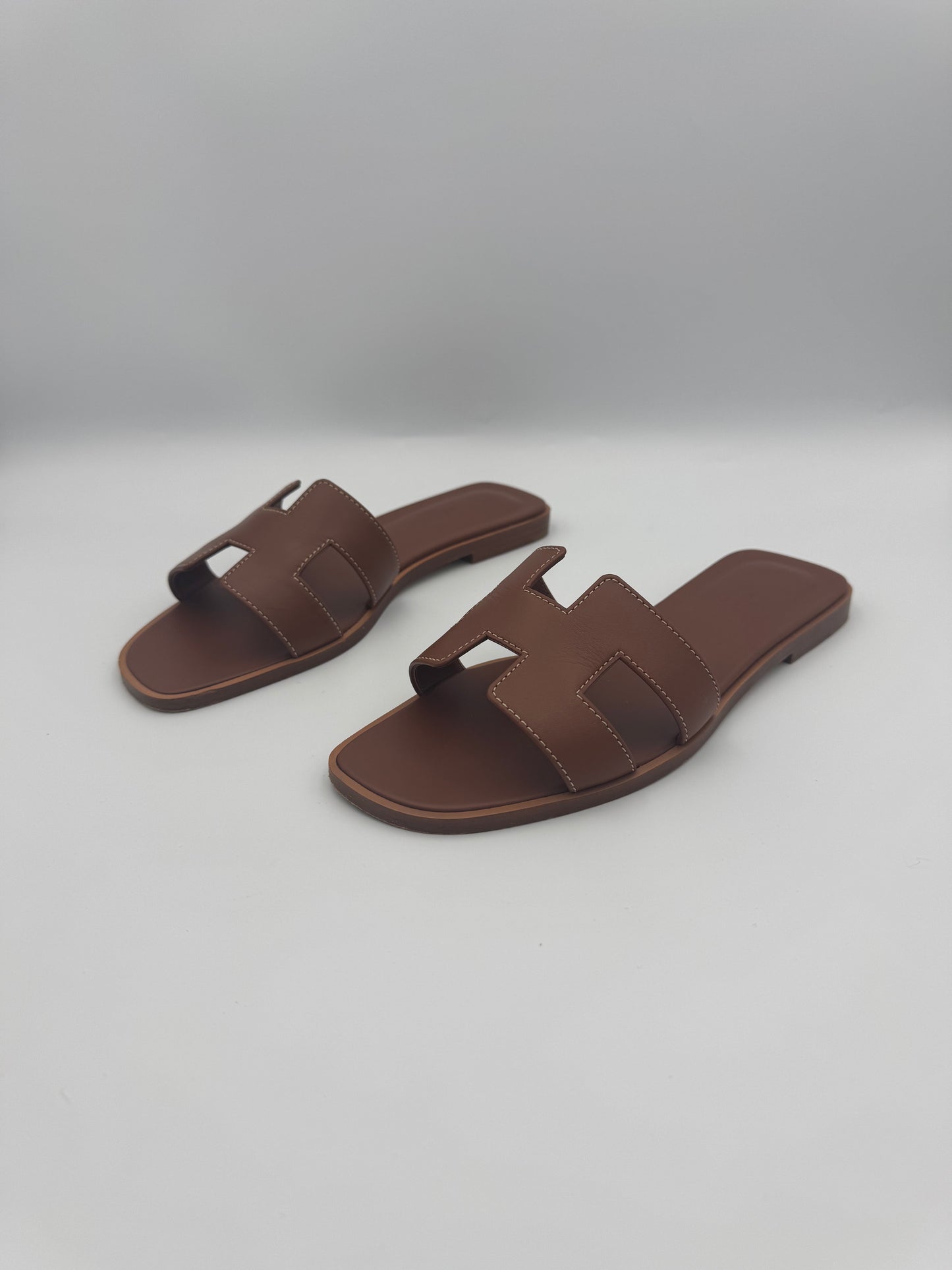 HERMÈS Oran Brown Leather Sandal