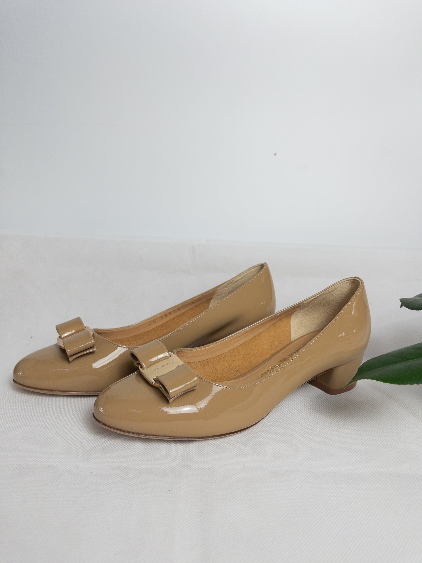 SALVATORE FERRAGAMO nude Vera pumps Sz 8D New (suits 7)