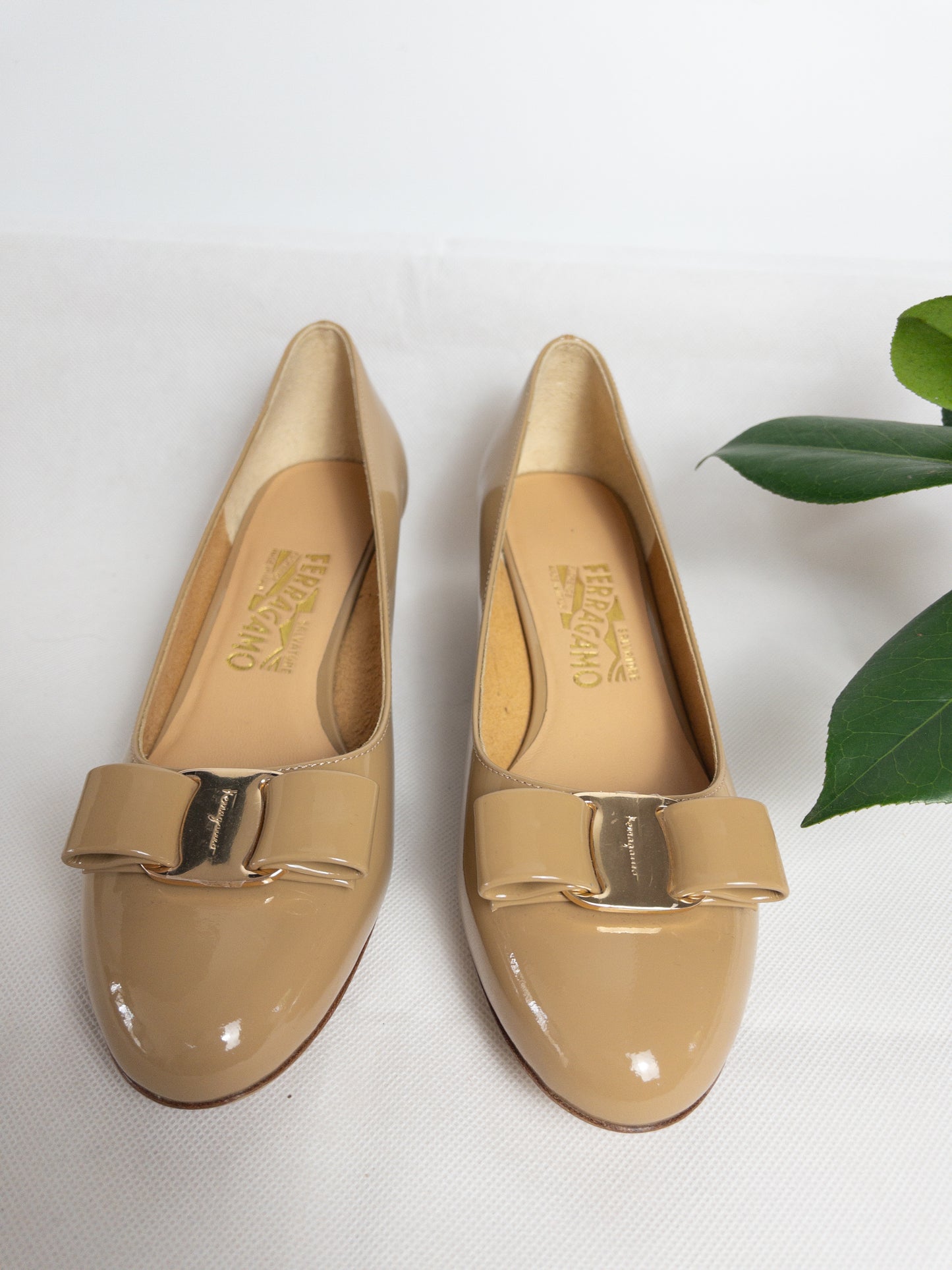 SALVATORE FERRAGAMO nude Vera pumps Sz 8D New (suits 7)