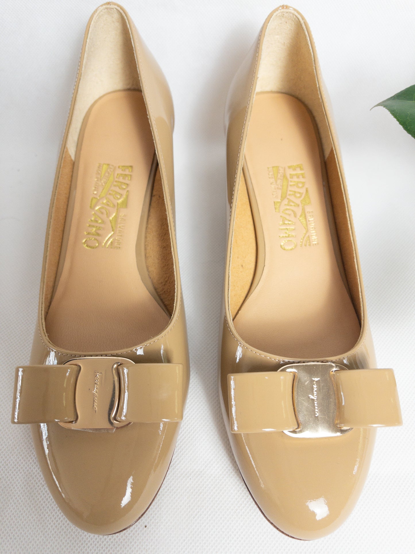 SALVATORE FERRAGAMO nude Vera pumps Sz 8D New (suits 7)