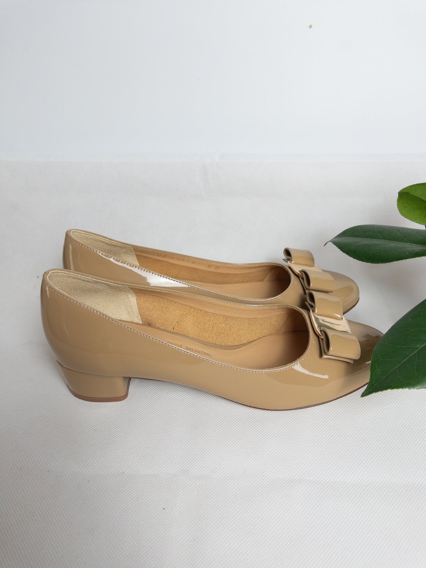 SALVATORE FERRAGAMO nude Vera pumps Sz 8D New (suits 7)