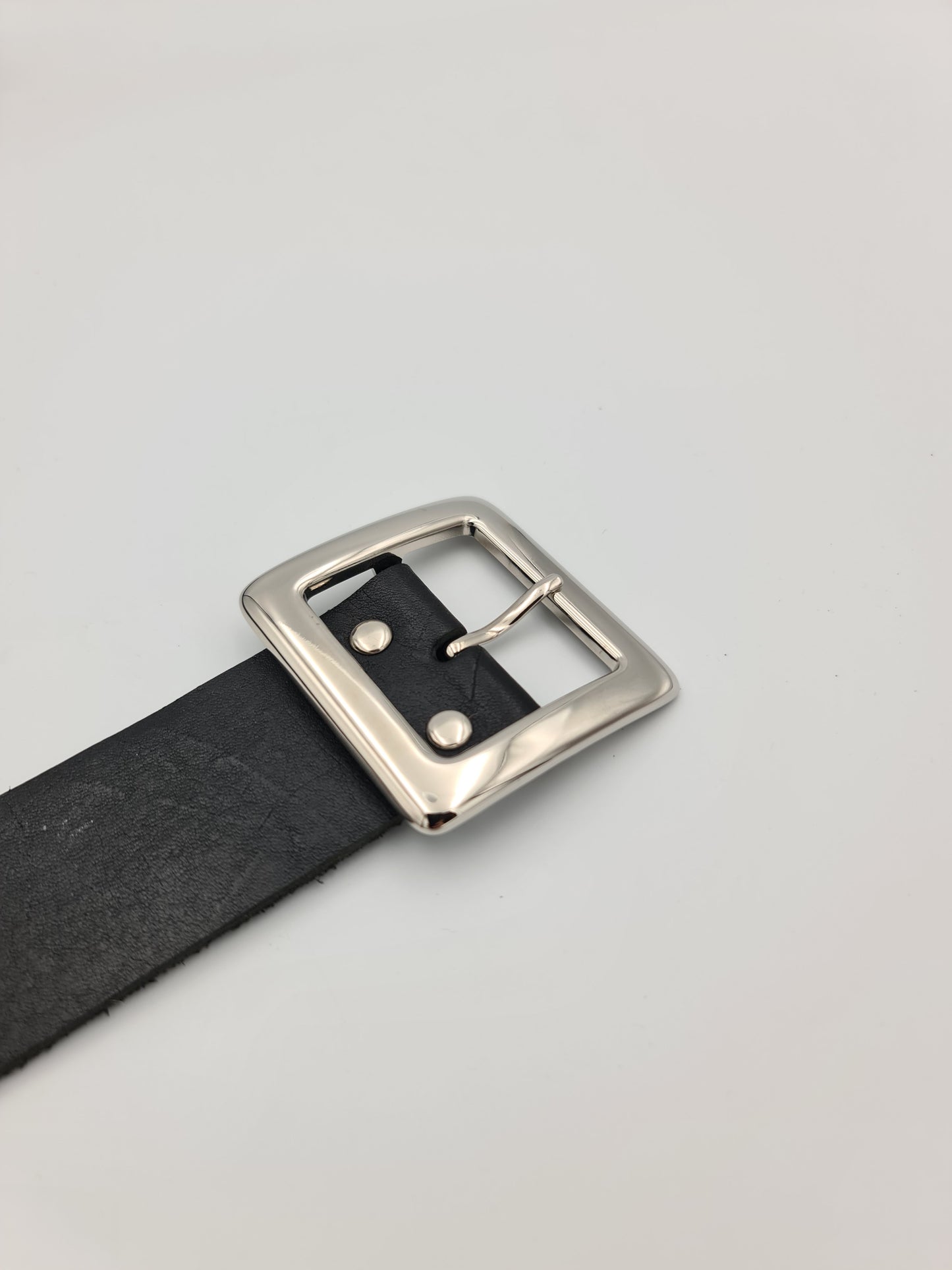 Square buckle black leather belt