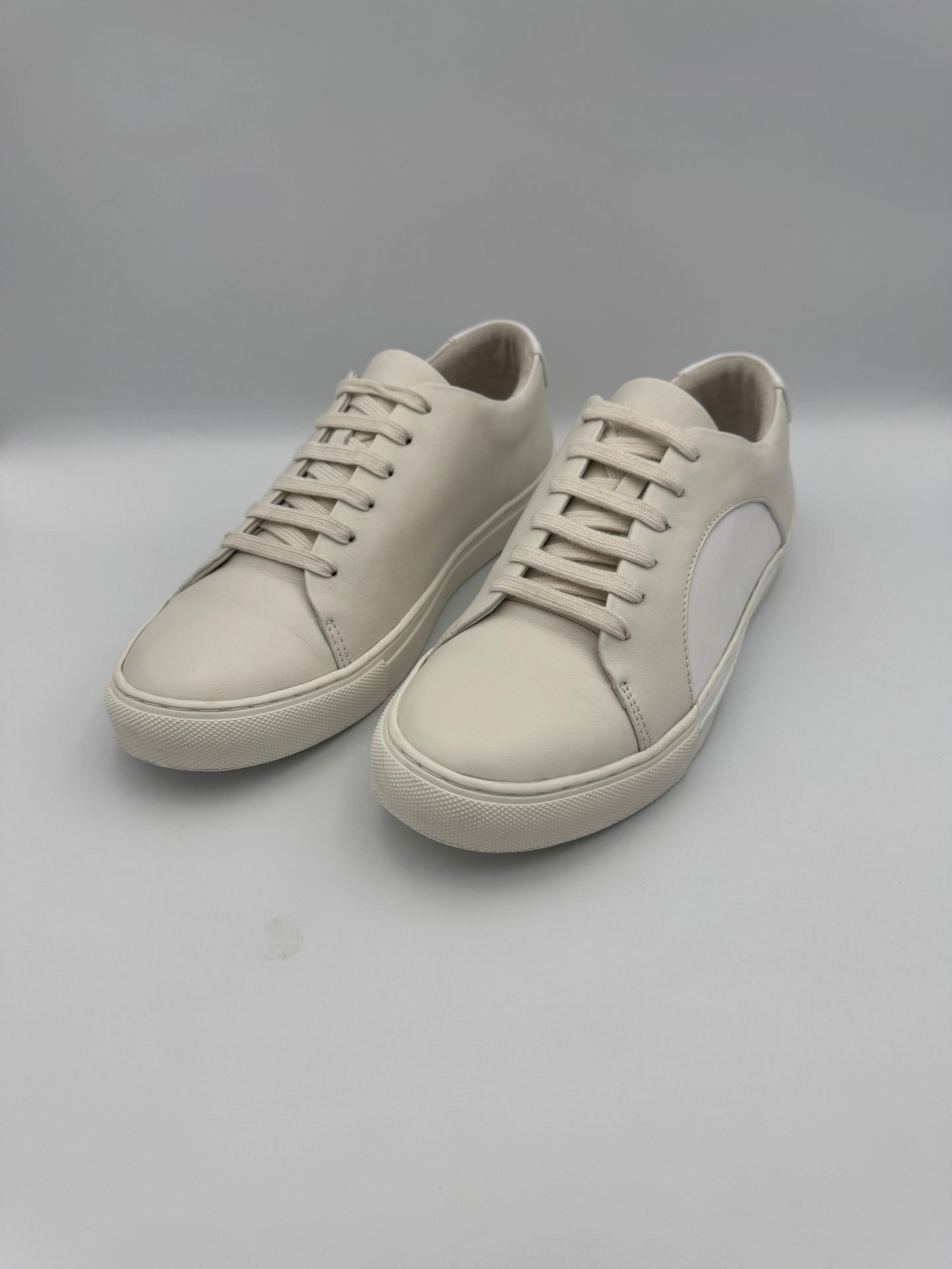 THEY NY Circle Low Profile Sneaker Size 39 BNIB White/Off-White