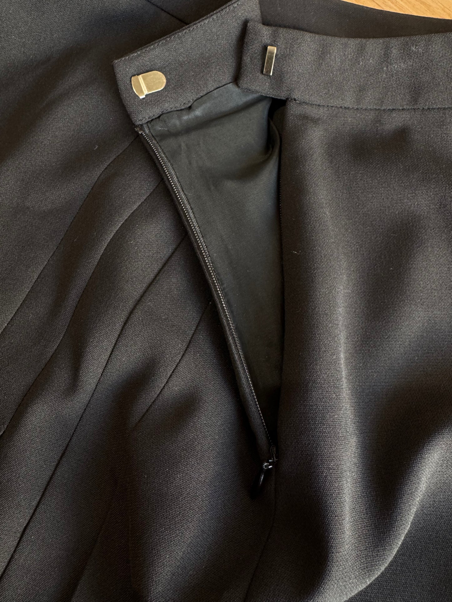 G2000 Black Pleated Skirt - size 9