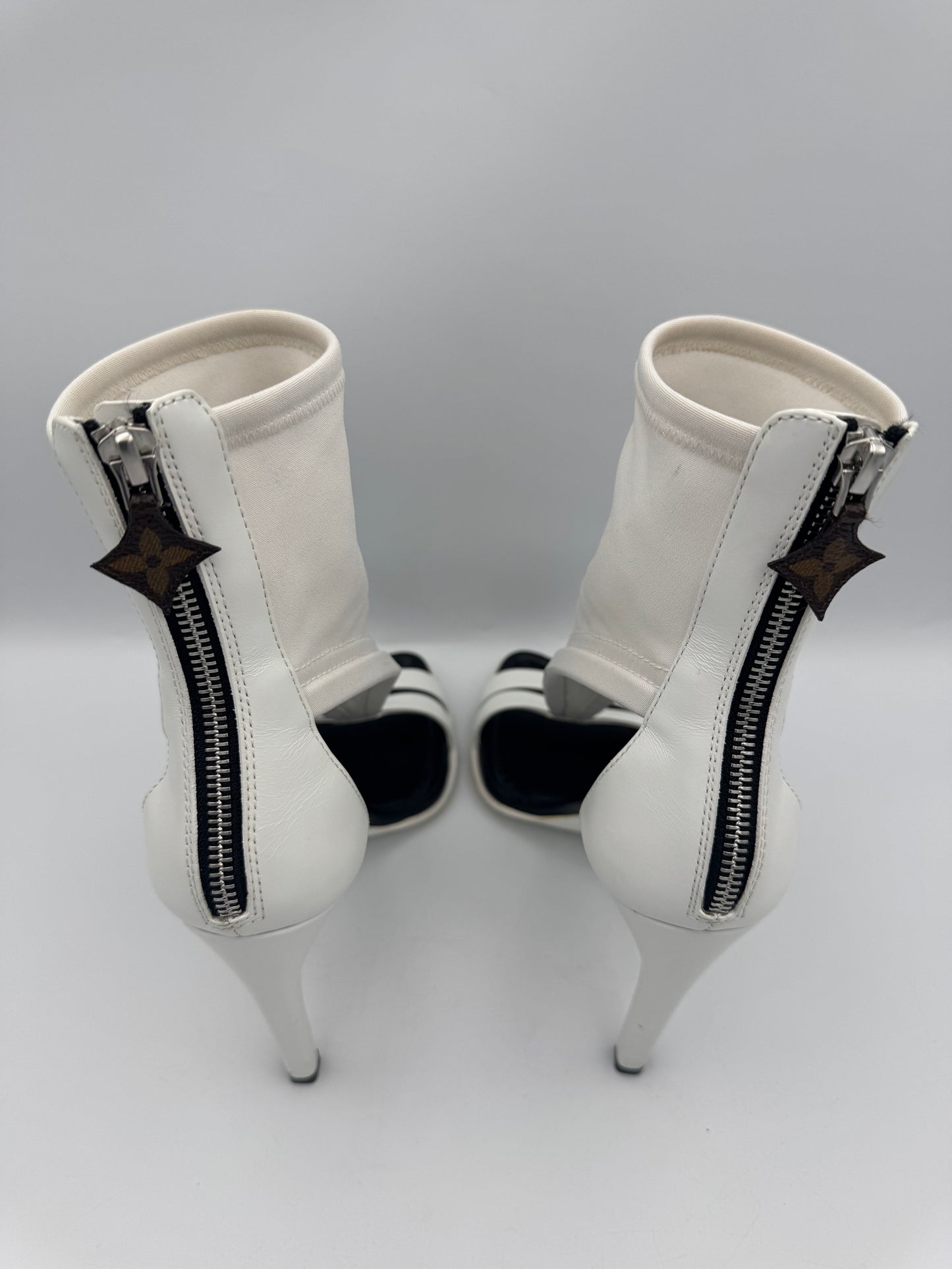 LOUIS VUITTON White Cutout Heels Size 38