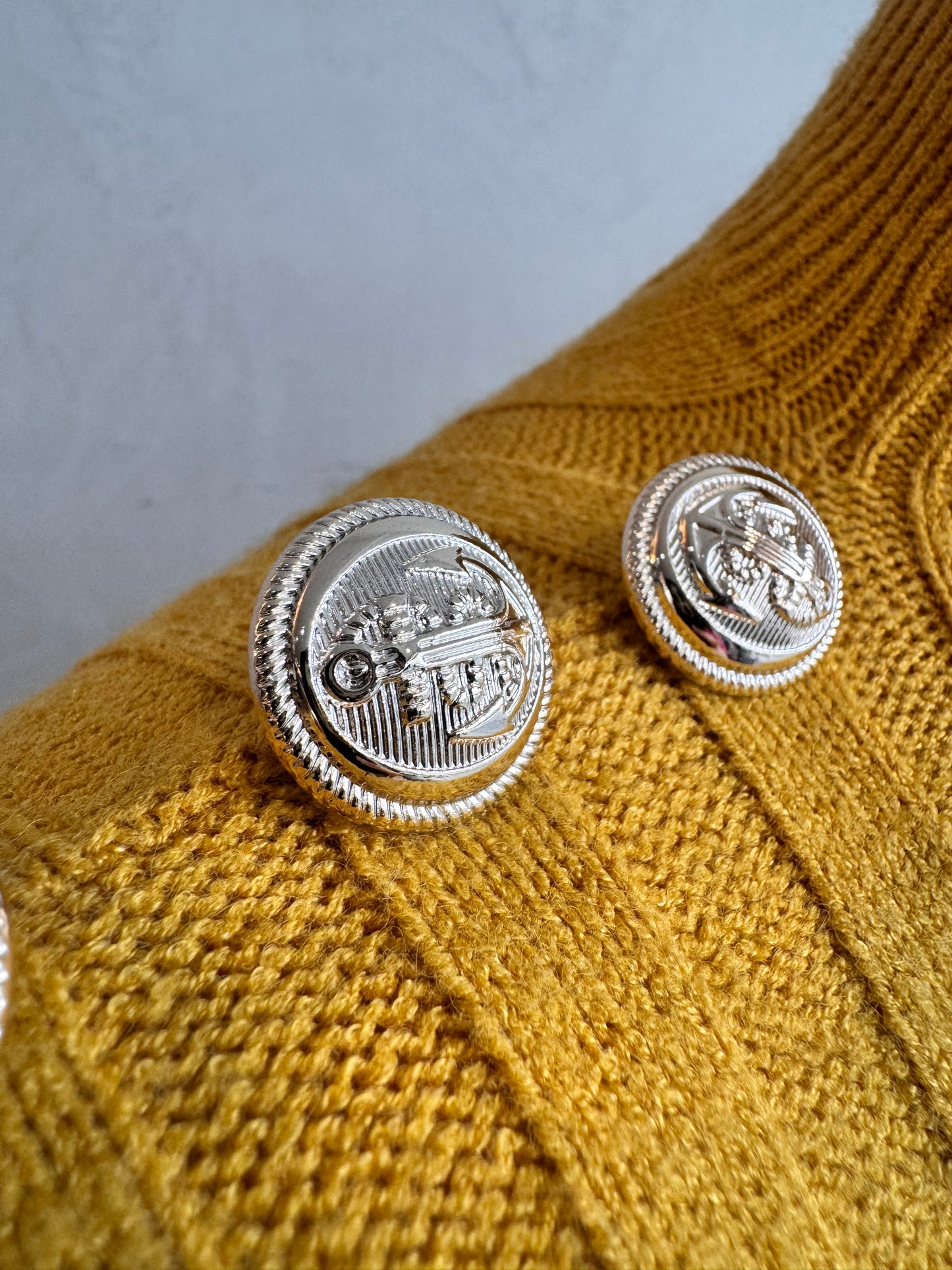 Turtleneck knit top with button details - Size S