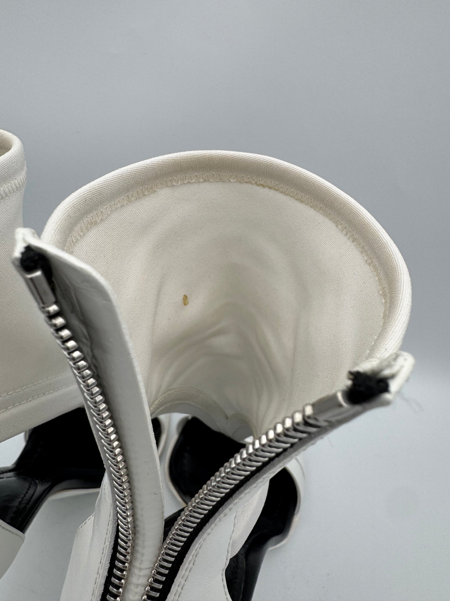 LOUIS VUITTON White Cutout Heels Size 38