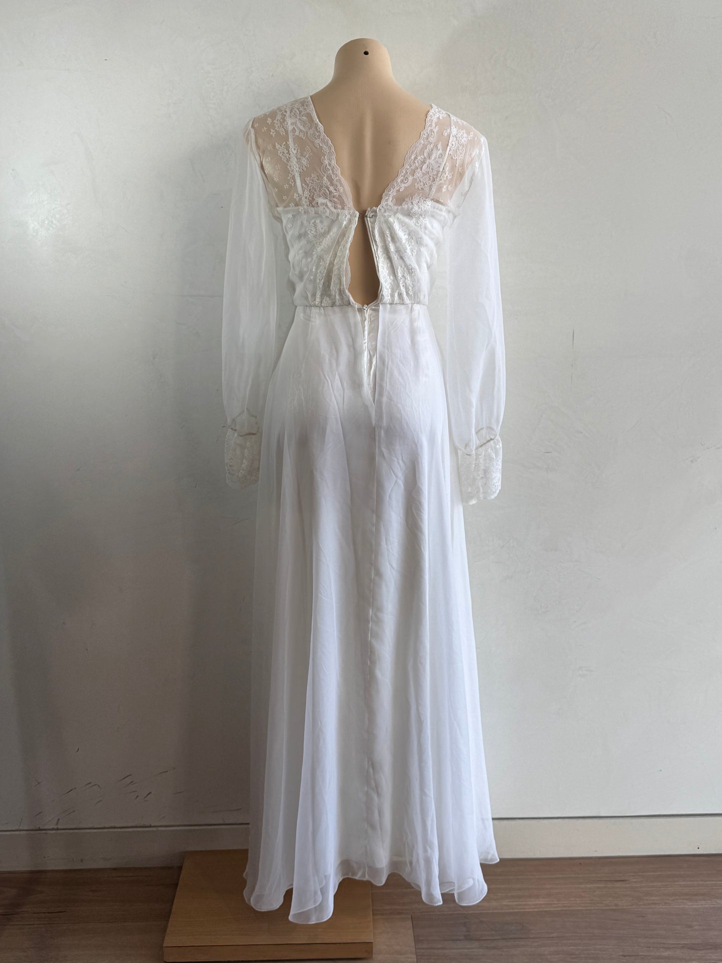 Vintage Dress Circle white wedding gown - size xs