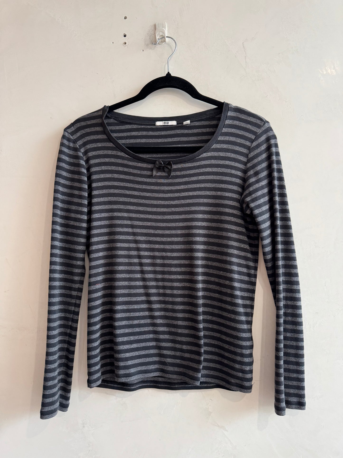 Uniqlo grey striped top with bow - size M