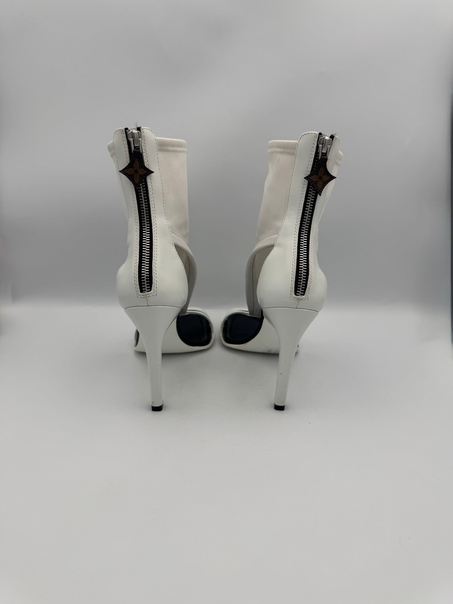 LOUIS VUITTON White Cutout Heels Size 38