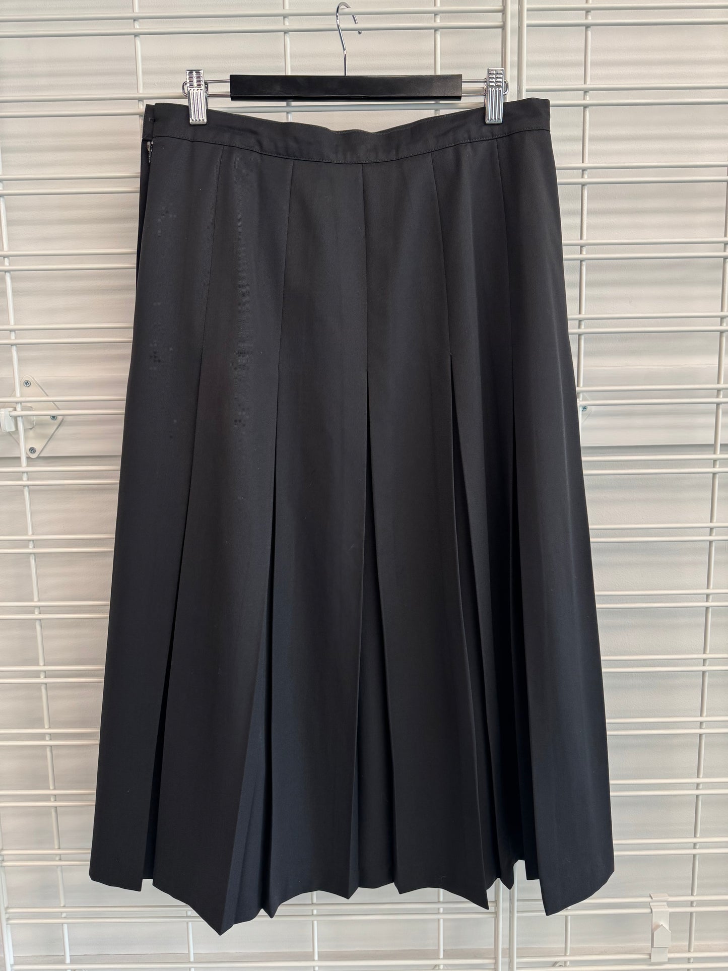 Vintage Black Pure Wool Pleated Skirt - Size 16