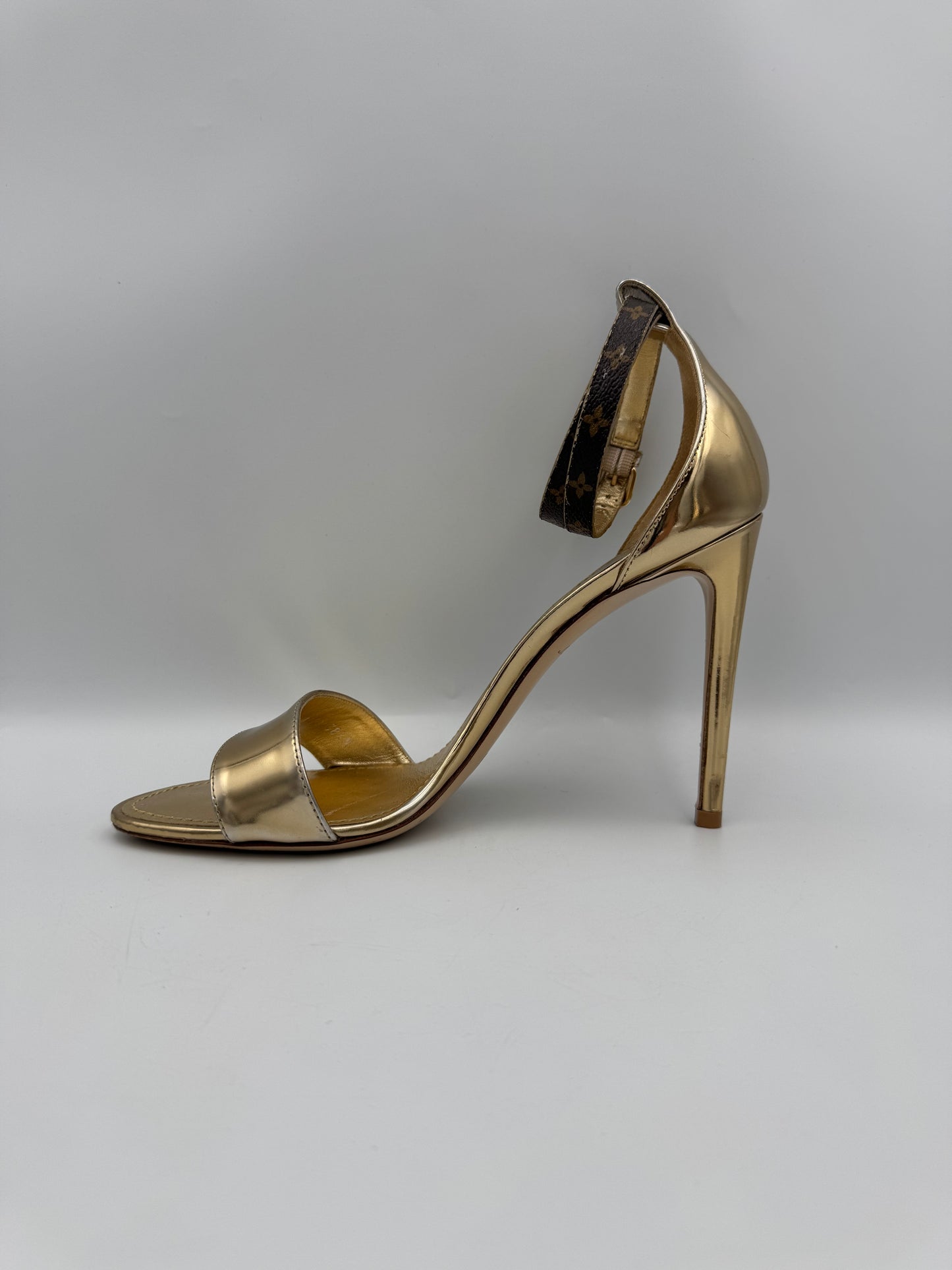 LOUIS VUITTON Gold Strappy Heels 38.5