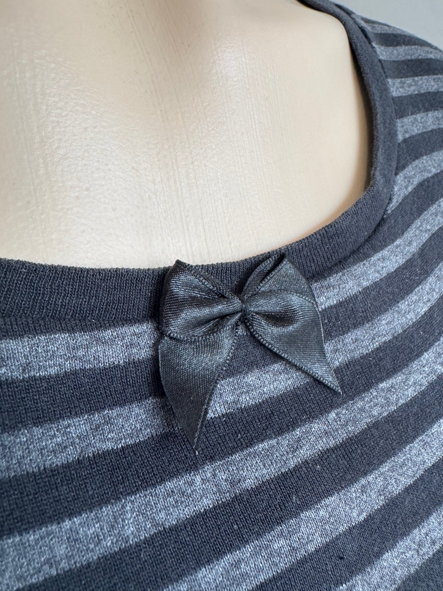 Uniqlo grey striped top with bow - size M