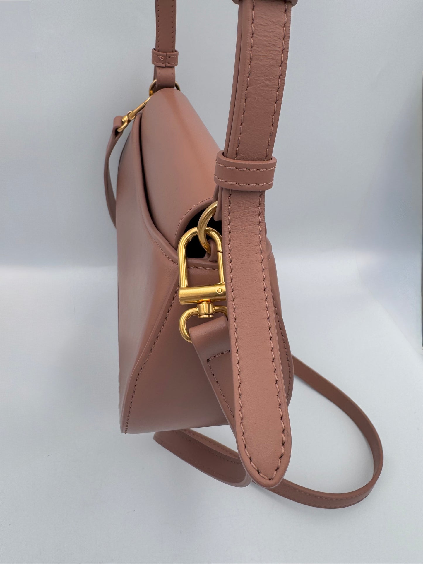 OFF-WHITE Clam Baguette Bag in Beige with Logo