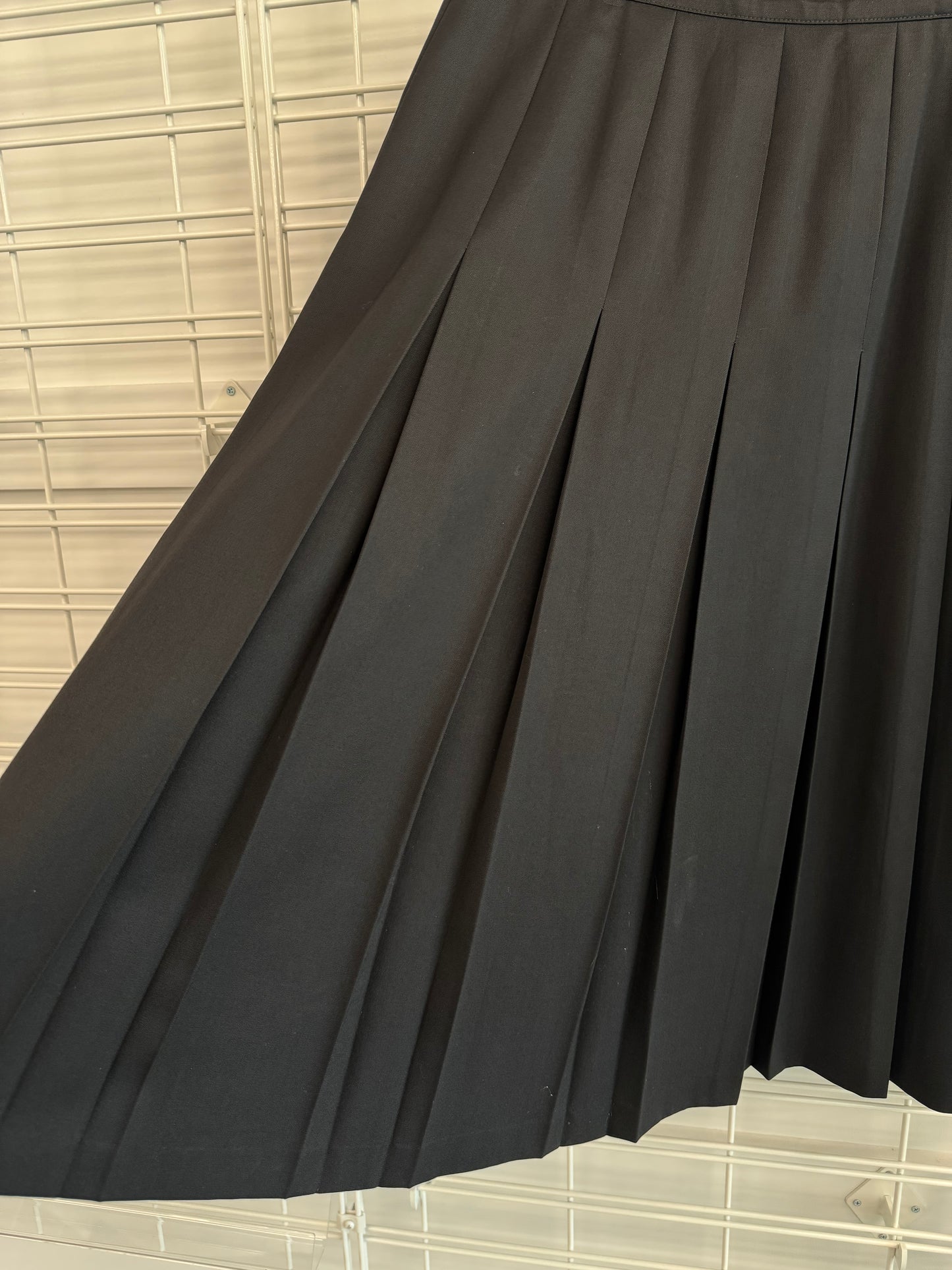 Vintage Black Pure Wool Pleated Skirt - Size 16