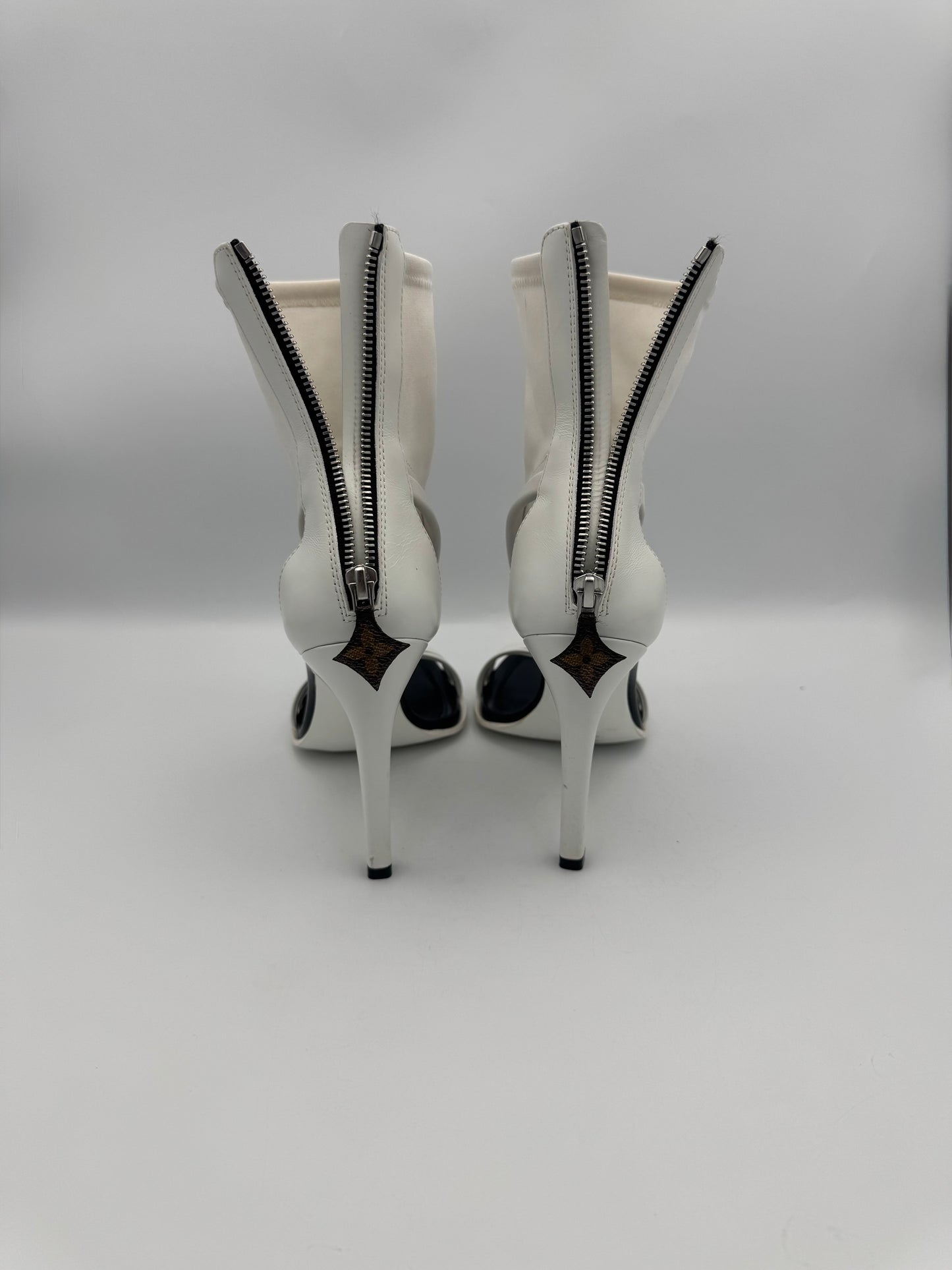LOUIS VUITTON White Cutout Heels Size 38