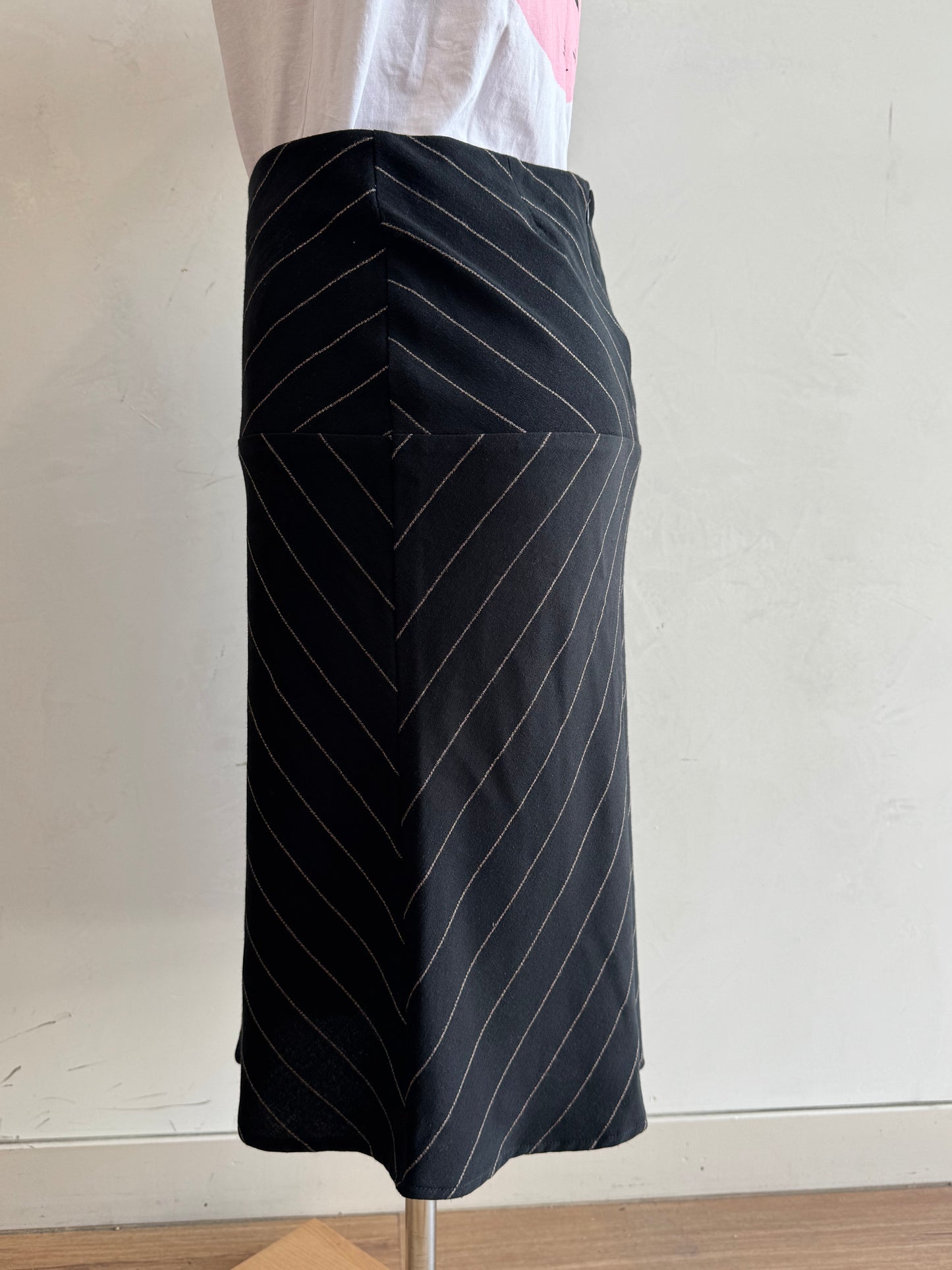 Review black striped skirt - size 10