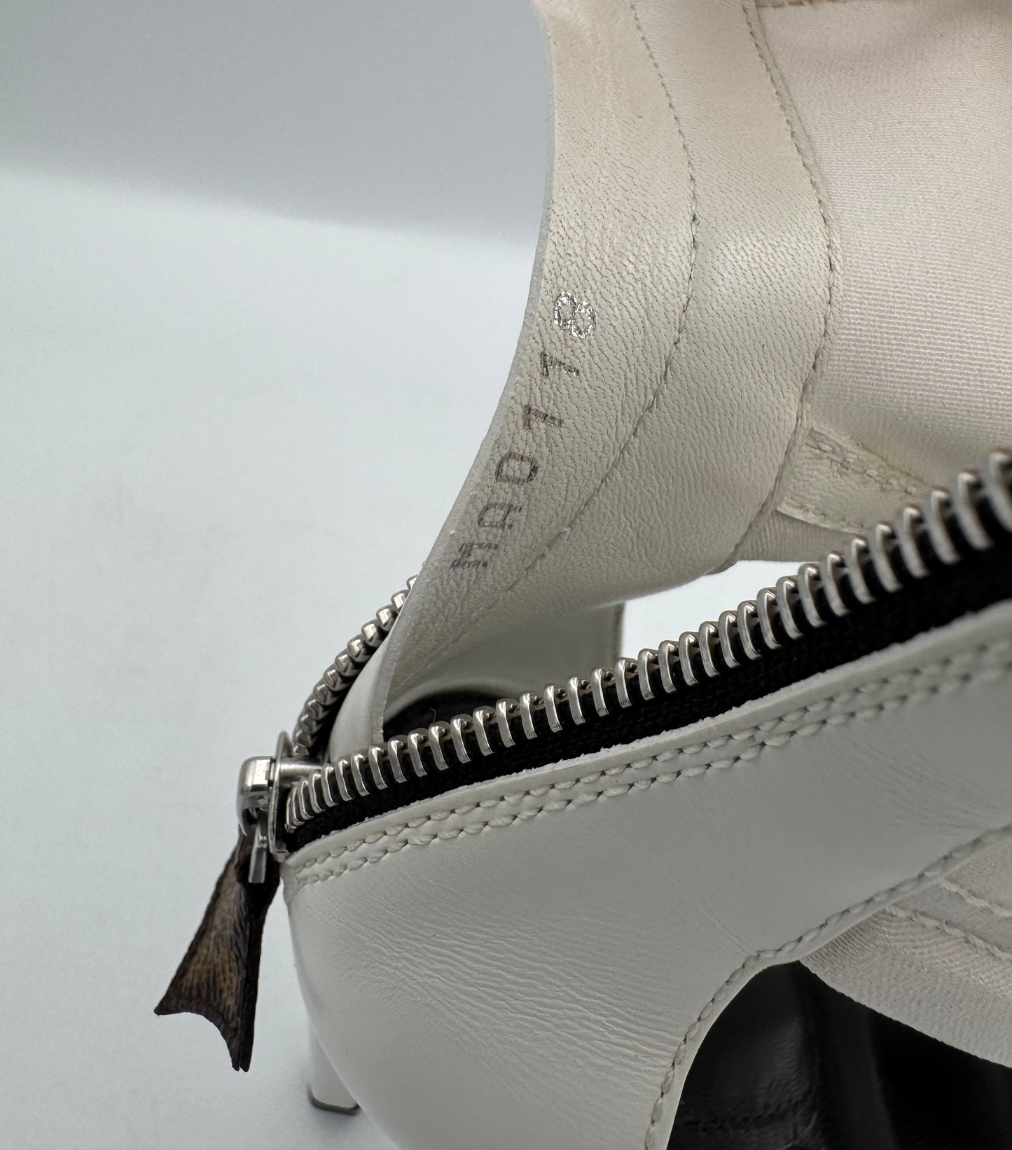 LOUIS VUITTON White Cutout Heels Size 38