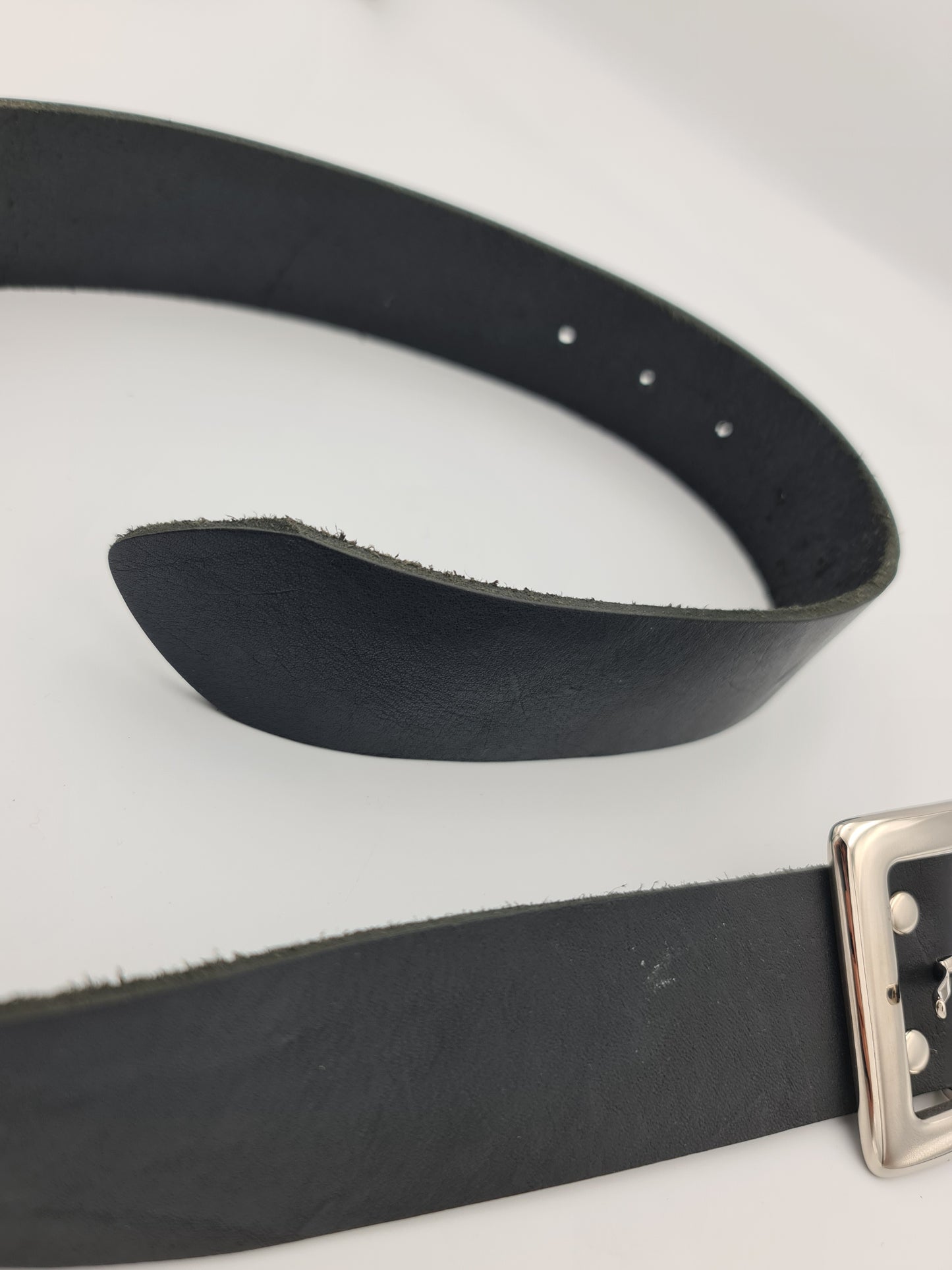 Square buckle black leather belt