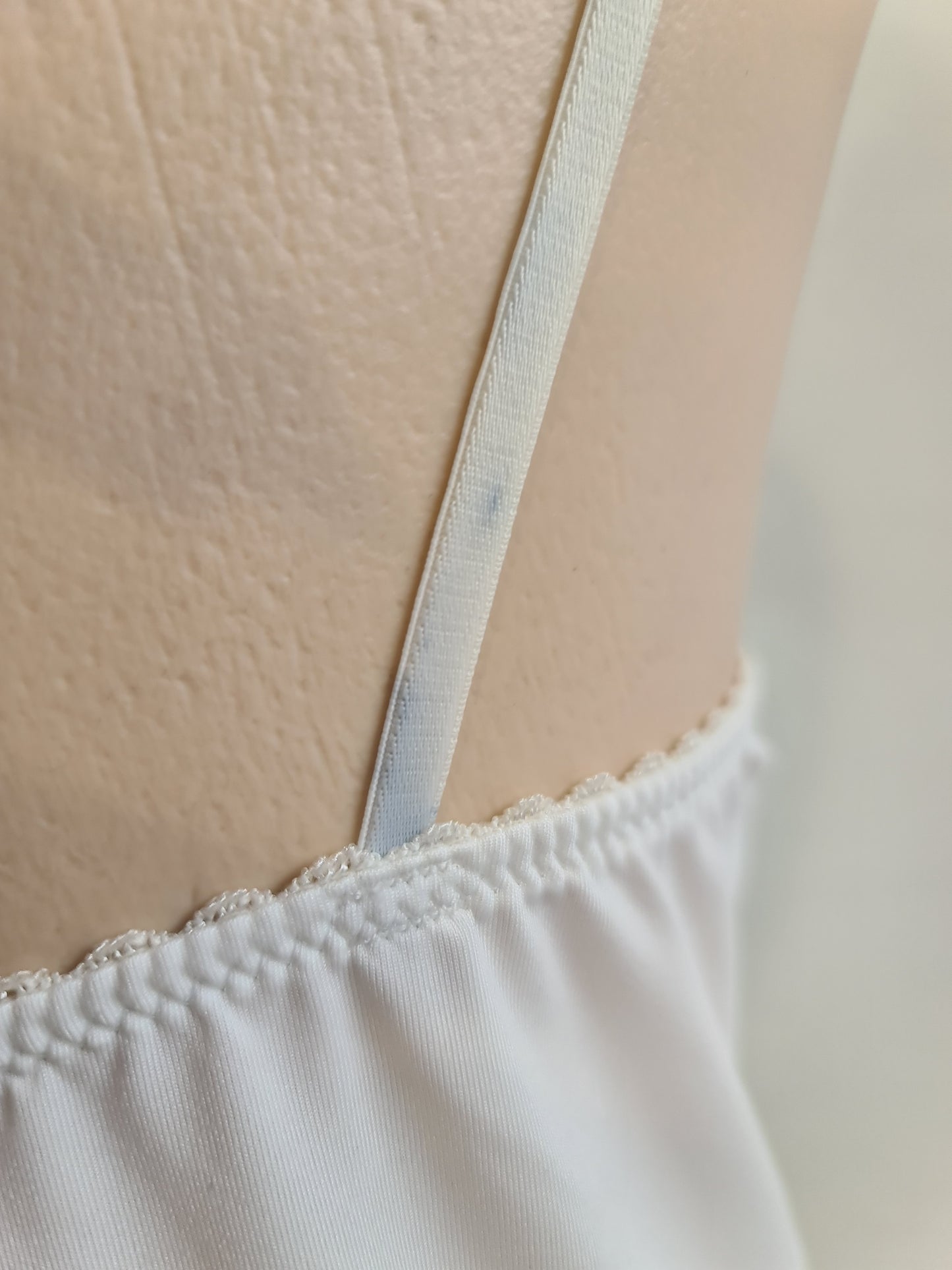 Target White slip - size S